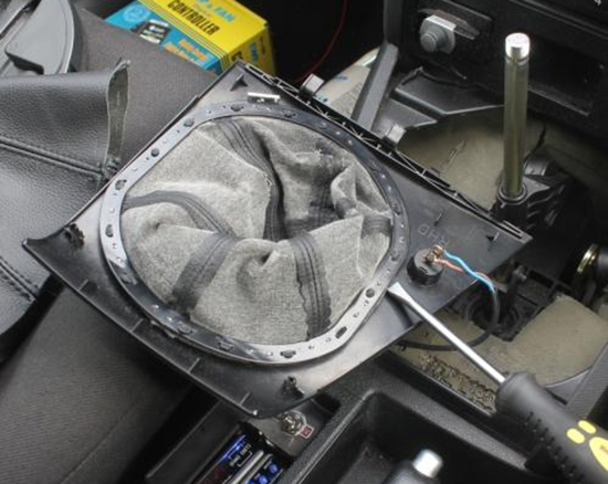 Замена чехла рычага переключения передач механической коробки передач на Ford Mondeo