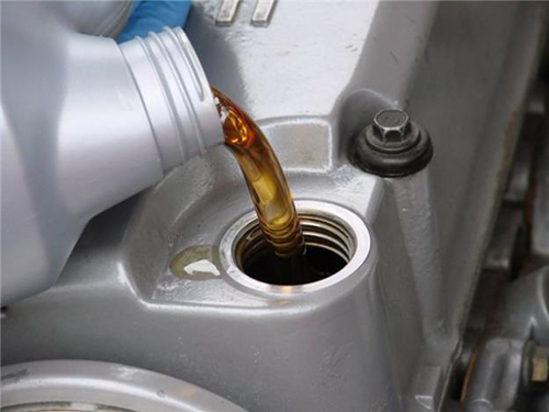 Автономная замена масла в двигателе Ford Fiesta