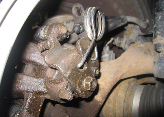 Пошаговый фотоотчет о том, как самостоятельно отремонтировать задний тормозной суппорт на автомобиле Ford Kuga 1