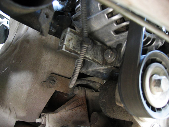 Как демонтировать генератор переменного тока в автомобиле Ford Mondeo 3?