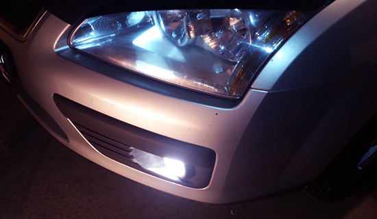 Ford Focus 2. Ручная замена лампочек в ПТФ Focus 2