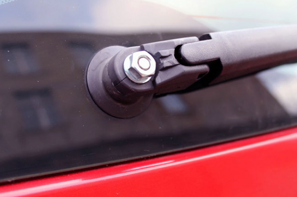 Замена щетки и направляющей заднего стеклоочистителя для Ford Fiesta MK V