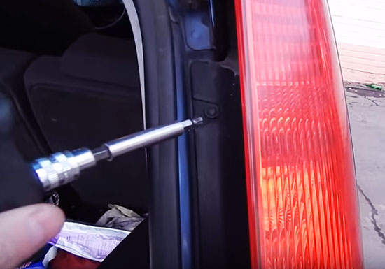 Как снять задний фонарь на автомобиле Ford Fusion? Пошаговые инструкции (+видео)