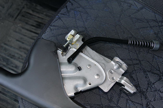 Подробный фотоотчет о том, как заменить узел ручного тормоза на автомобиле Ford Fusion