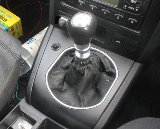 Ручная замена чехла рычага переключения передач на автомобиле Ford Mondeo
