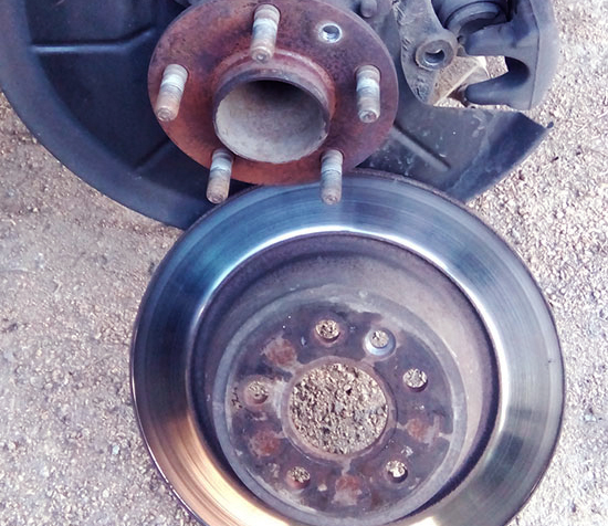 Замена задних тормозных дисков на автомобиле Ford Kuga