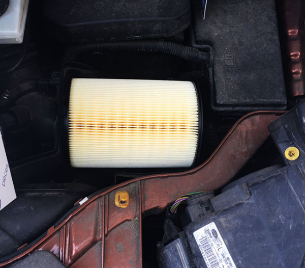 Подробный фото рассказ о том, как заменить воздушный фильтр в Ford Cougar 2