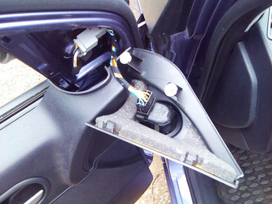 Пошаговый фоторепортаж: Снятие обшивки передней двери в автомобиле Ford Fusion