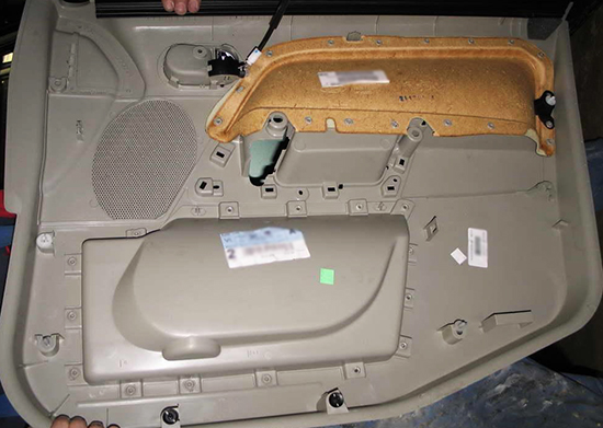Пошаговый репортаж: Снятие панели передней двери на Ford Fusion