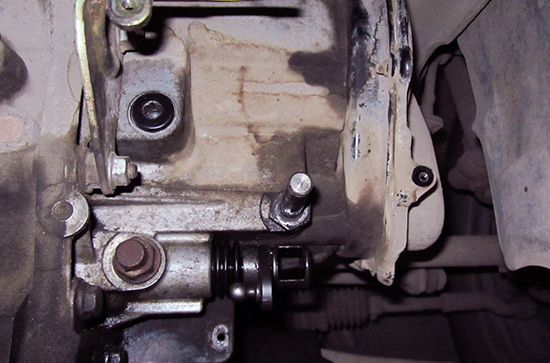 Замена уплотнения штока коробки передач в автомобиле Ford Focus 2