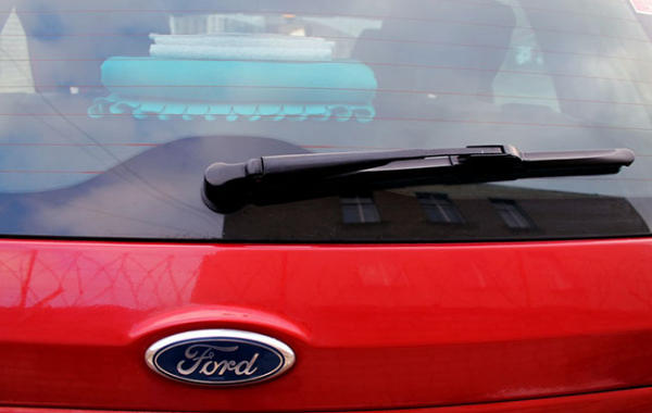 Замена стеклоочистителя заднего стекла вместе со щеткой стеклоочистителя в Ford Fiesta MK V