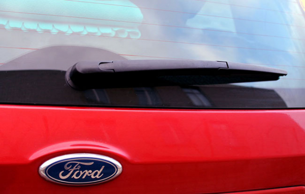 Замена щетки и направляющей стеклоочистителя для Ford Fiesta MK V