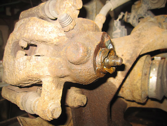 Пошаговый фотоотчет о том, как самостоятельно отремонтировать задний тормозной суппорт на автомобиле Ford Kuga 1