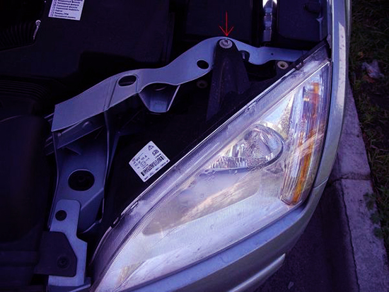Как извлечь лампу головного света в автомобиле Ford Focus? Как заменить лампу головного света в автомобиле Focus?