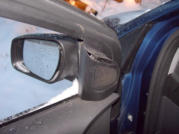 Как снять крышку передней двери Ford Focus 2 в гараже?